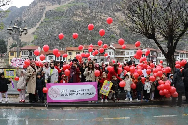 Amasya'da anaokulu öğrencileri özel öğrencilerle balon uçurup pasta kesti