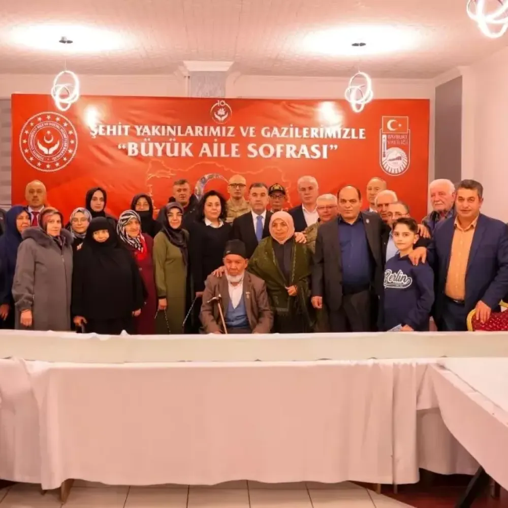 Bayburt'ta 'Büyük Aile Sofraları' iftarı şehit aileleri ve gazilerle paylaşıldı - Son Dakika