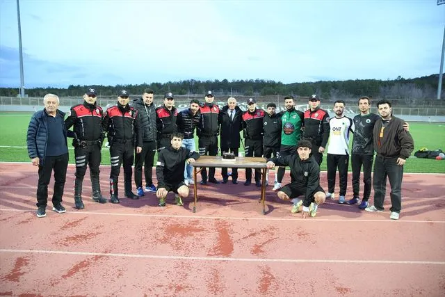 Eskişehir'de amatör futbol takımı oyuncuları "sahte ihbarla" polise sürpriz kutlama yaptı