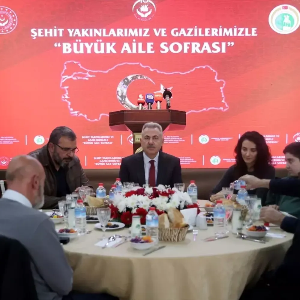 İzmir'de şehit yakınları ve gaziler 'Büyük Aile Sofrası'nda buluştu - Son Dakika