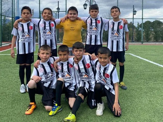 Kırsal Okulun Azimli Takımı Zirveye Koşuyor