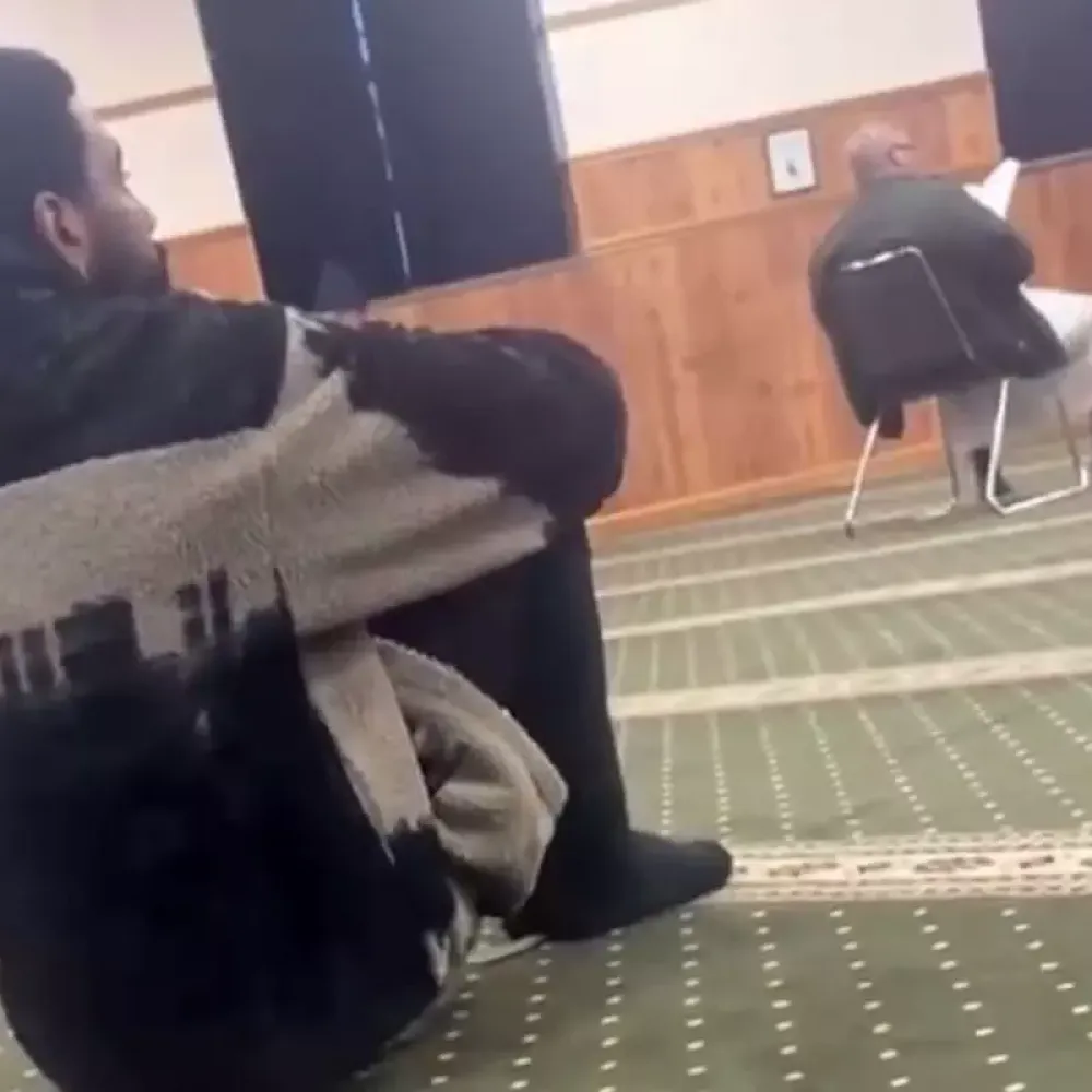 NBA Yıldızı Kyrie Irving Camide Namaz Kılarken Objektiflere Yansıdı