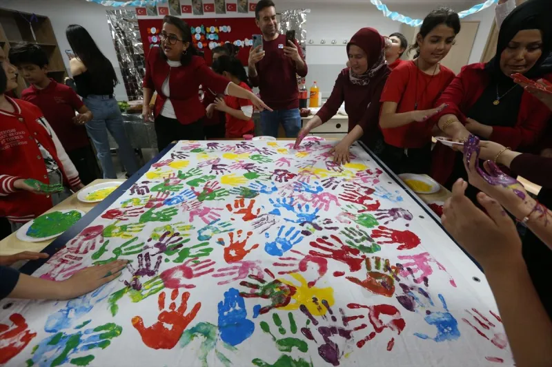 Hatay'da otizmli çocuklar gökyüzüne renkli balonlar bıraktı