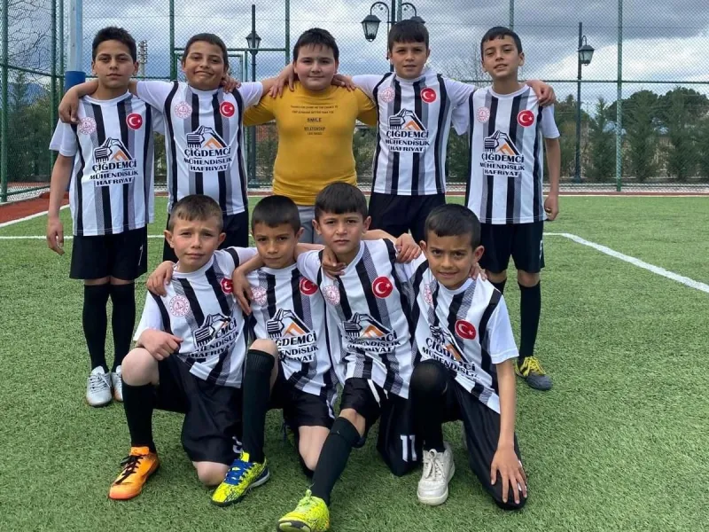 Kırsal Okulun Azimli Takımı Zirveye Koşuyor