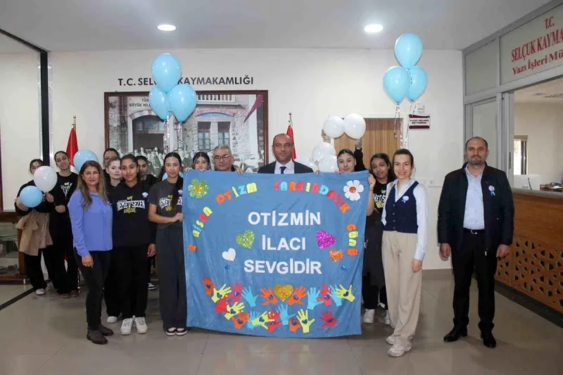 Selçuk'ta, lise öğrencileri ve öğretmenlerinden otizm farkındalık etkinliği