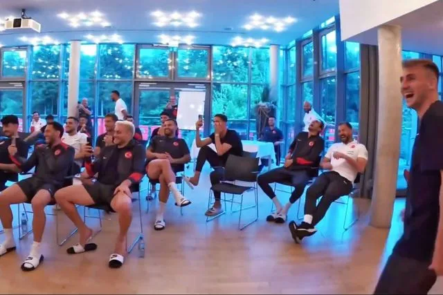 Vatan Sevgisi ve Samimiyetle Dolu Bir Performans: Merih Demiral'ın 'Ölürüm Türkiyem' Şarkısı