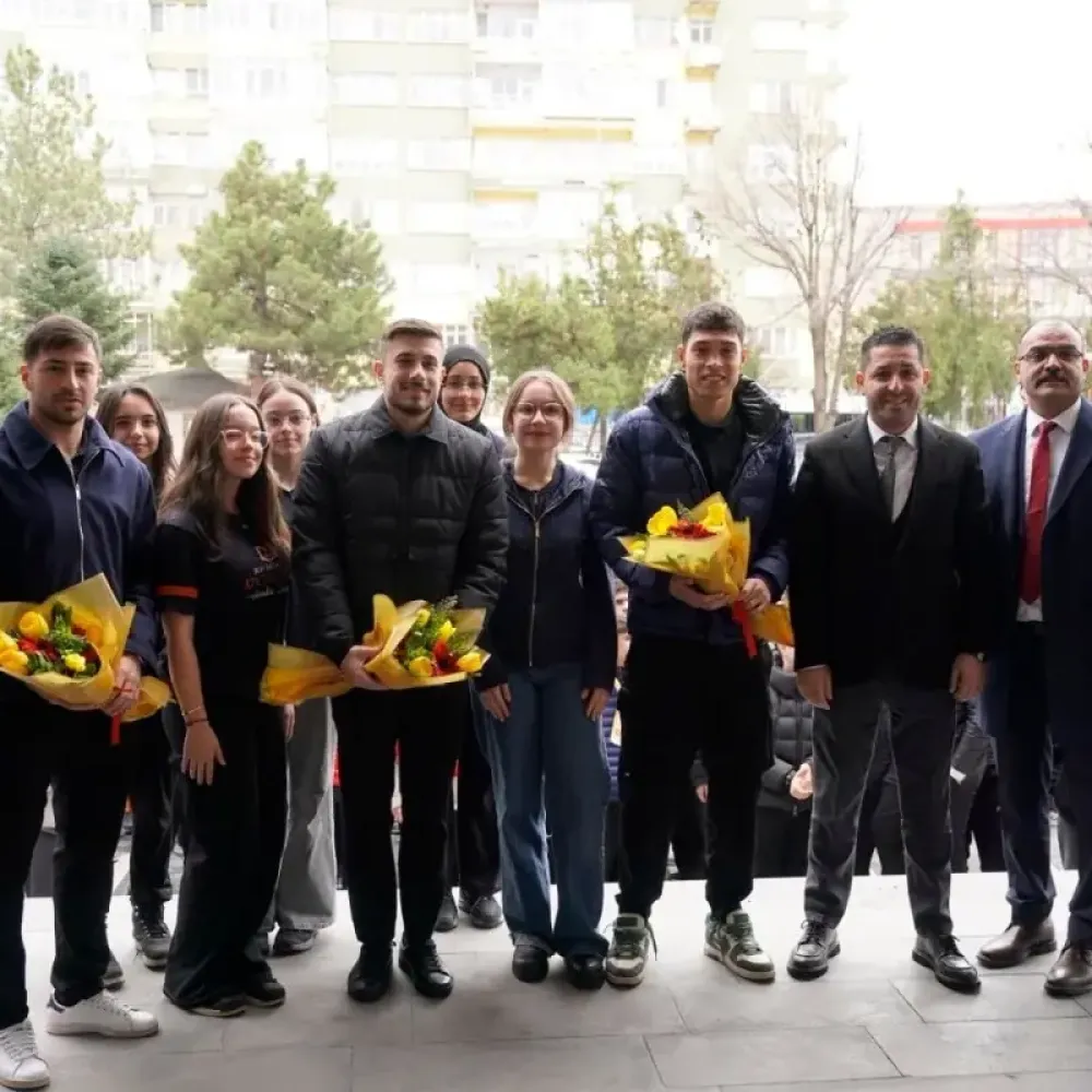 Zecorner Kayserisporlu futbolcular liselilerle söyleşide buluştu