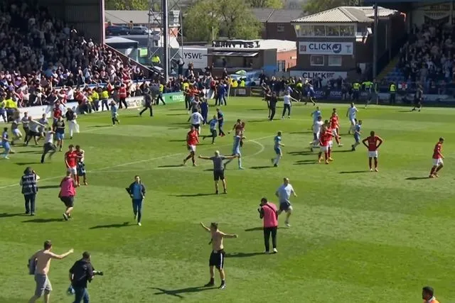 90+5'teki golle şampiyonluk geldi sanıp sahaya indiler, 90+13'te yedikleri golle şampiyonluğu kaçırdılar