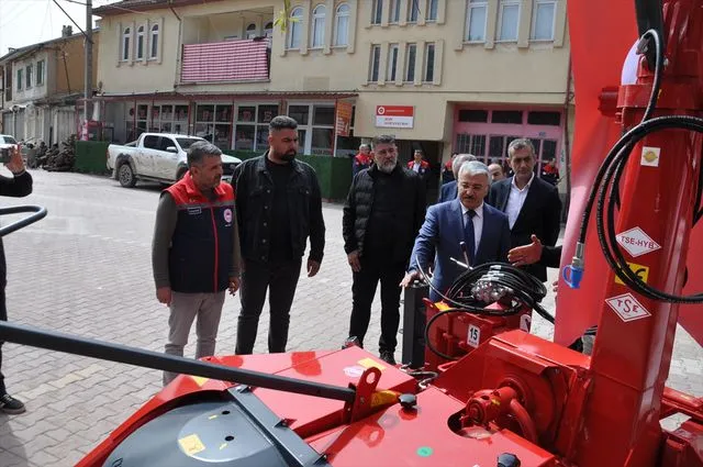 Akşehir'de üreticilere yem makinesi dağıtıldı