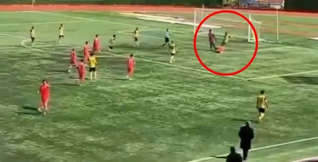 Amatör maçta rakibinin burnunu kıran futbolcu süresiz olarak kadro dışı bırakıldı