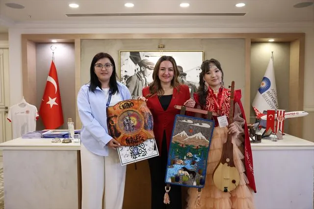 Antalya Büyükşehir Belediyesi Başkan Vekili Özdemir dünya çocuklarını ağırladı