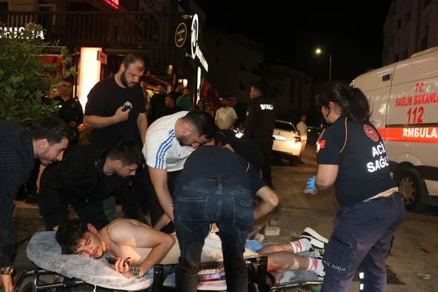 Antalya'da derbi zaferi kutlamasında Galatasaray taraftarı bıçaklı saldırıda yaralandı