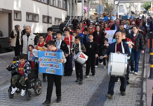 Artvin'de otizm farkındalığı yürüyüşü düzenlendi