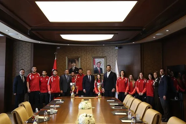 Avrupa şampiyonasında madalya alan milli güreşçiler, Bakan Bak