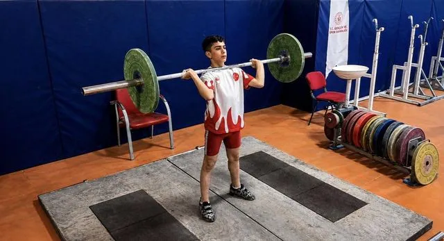 Azimle başladığı halterde 12 yaşında Türkiye şampiyonluğuna ulaştı