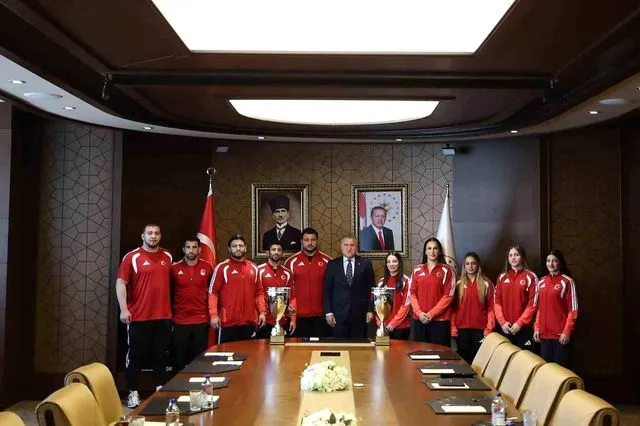 Bakan Bak, Avrupa şampiyonu milli güreşçileri ağırladı