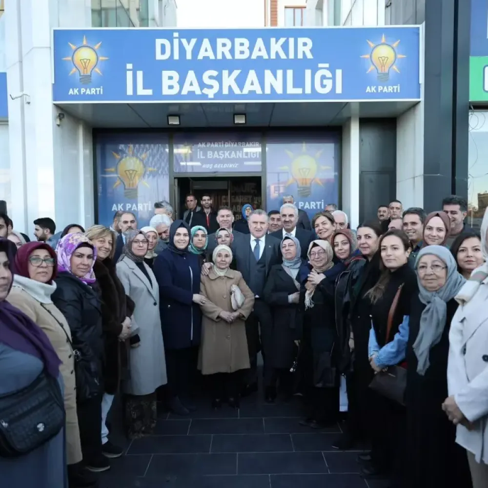 Bakan Bak: Birileri gibi deprem turisti değiliz