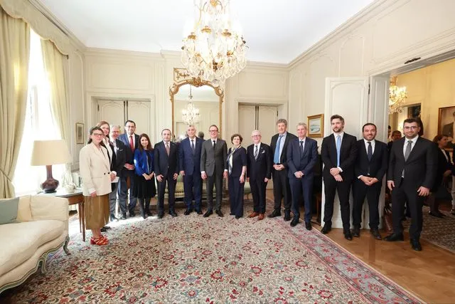 Bakan Bolat, Brüksel Başkent Bölgesi Başbakanı Dillies ile bir araya geldi