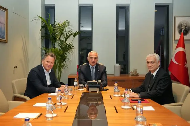 Bakan Ersoy, tur operatörleri ile görüştü