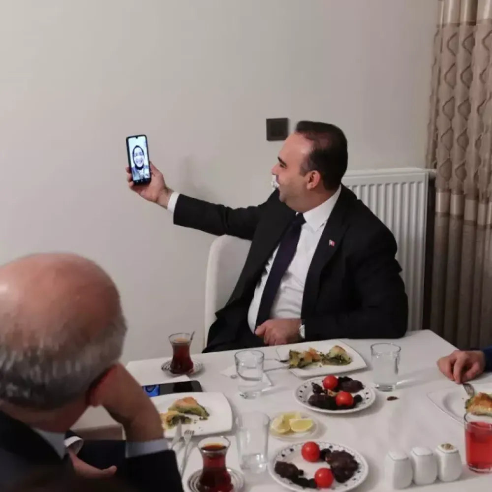 Bakan Kacır Depremzedeyle İftar Yaptı