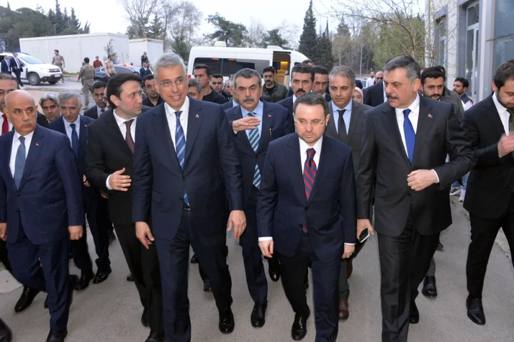 Bakanlar Heyeti Yaralanan Öğrencileri Desteklemek İçin Hastaneye Gitti