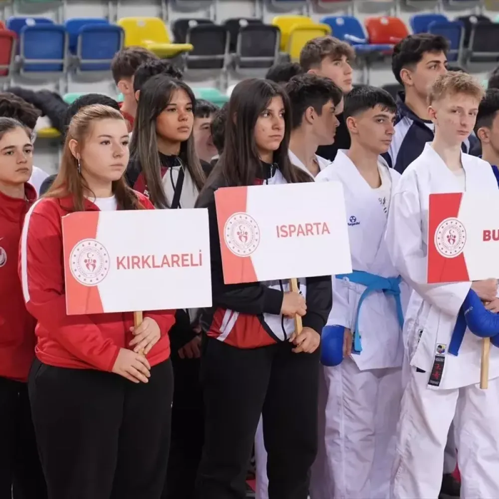 Balıkesir'de Karate Genç A-B Grup Müsabakaları Başladı