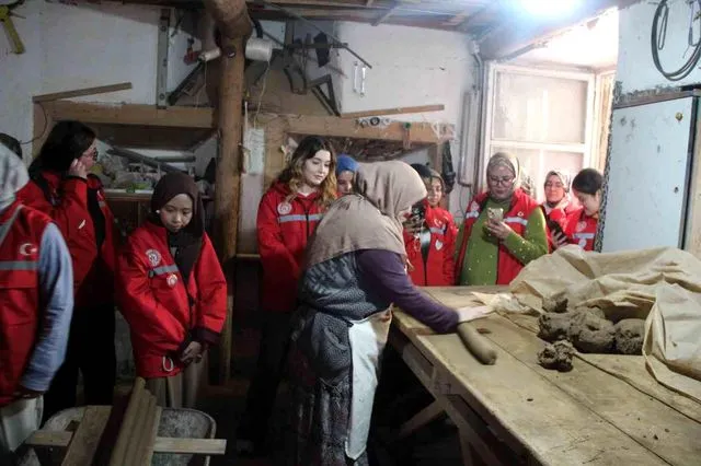 Bayburt'ta gönüllü gençler tarih ve doğayla buluştu