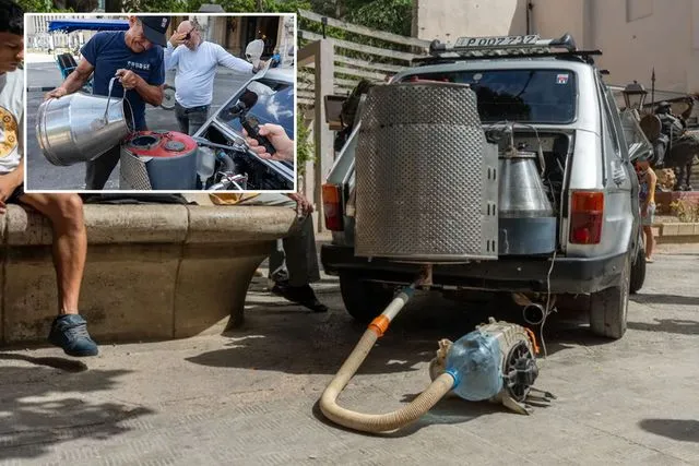 Benzin krizi çözülemedi, yakıt bulamayınca aracını kömürle çalışacak şekilde modifiye etti