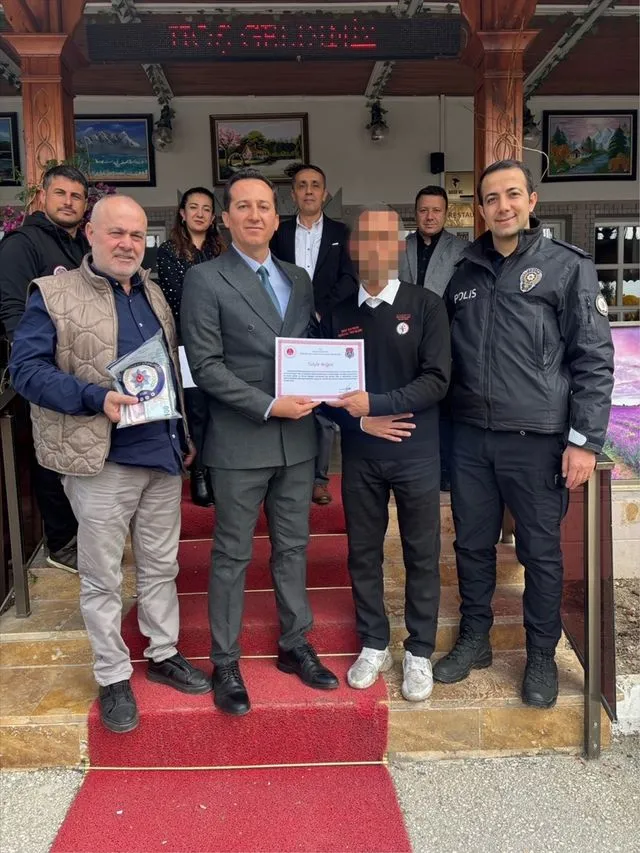 Bilecik'te hükümlü garson sayesinde bulunan 53 bin 600 lira sahibine teslim edildi