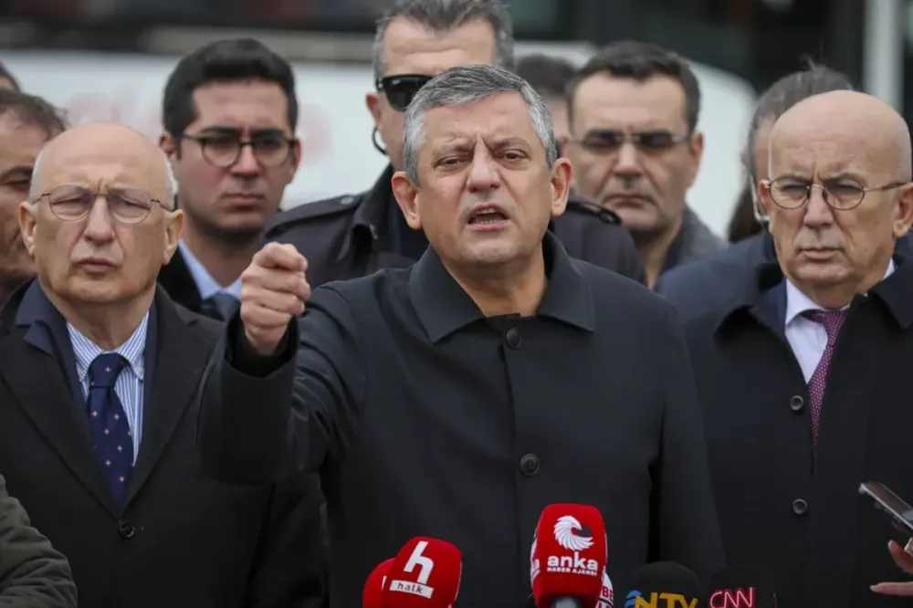 Bursa’da Şok Operasyon: Belediye Başkanı Gözaltında, Özgür Özel Kosova Seyahatini İptal Etti