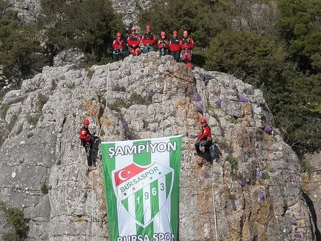 Bursaspor'un şampiyonluğunu zirveye bayrak asarak kutladılar