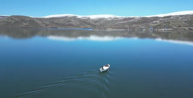 Buzlar çözüldü, balıkçılar sandallarıyla Çıldır Gölü
