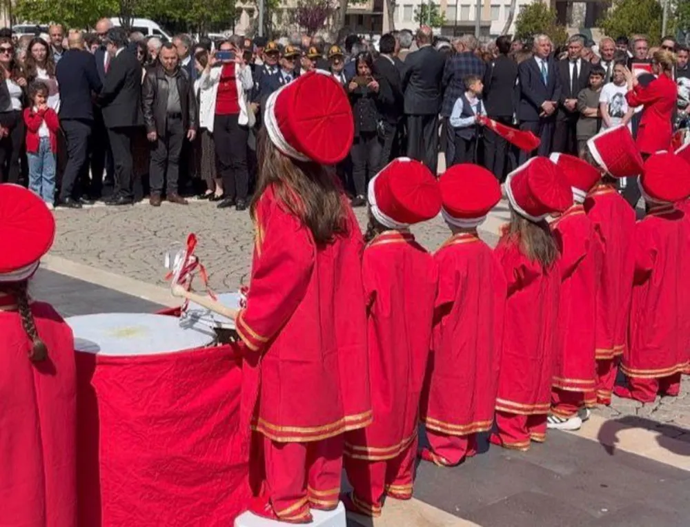 CHP'lilerin çocuklara sırtını dönmesine Özel'den ilk yorum - Son Dakika