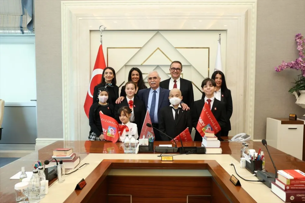 Çocuk Bayramında Anayasa Mahkemesi Koltuğu Elif