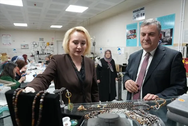 Çubuk Belediye Başkanı Demirbaş, takı tasarım kursunu ziyaret etti