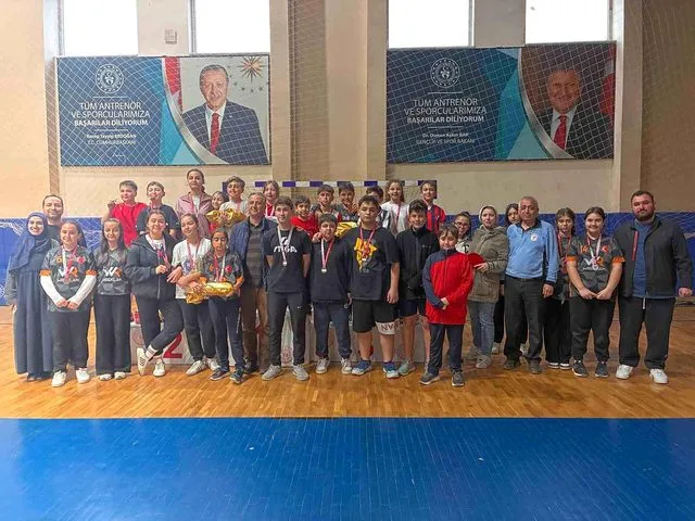 Düzce'de 100 sporcu raket salladı