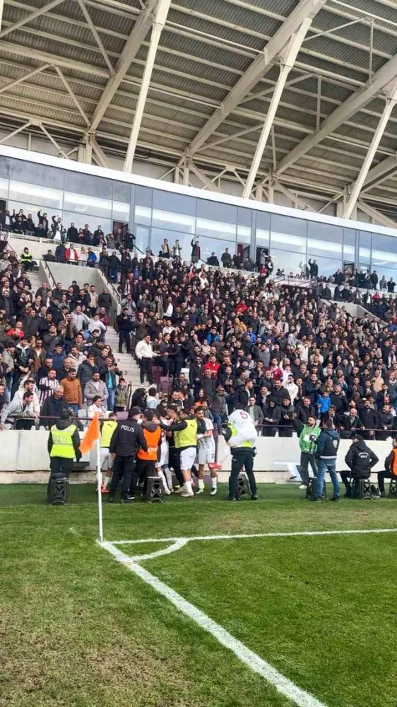 Elazığsporlu futbolcu gol sevincini polisle yaşadı
