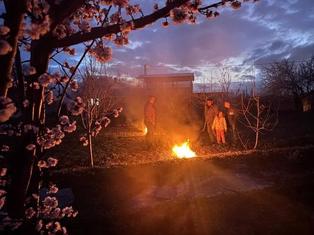 Erzincan'da Dondurucu Soğuk Mesaisi: Meyve Üreticileri Bahçelerde 'Ateş Nöbeti' Tutuyor