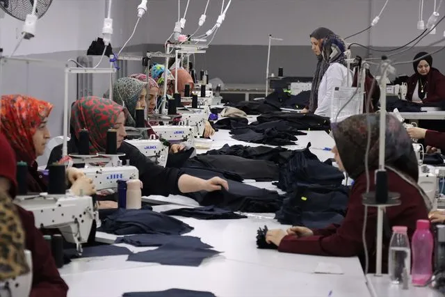 Erzincan'da kurulu tekstil atölyesi kadınların emek gücüyle adeta fabrikaya dönüştü