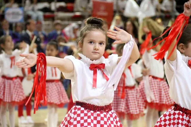 Eskişehir'de 23 Nisan coşkusu Şehit Anıl Gül Spor Salonu'nda yaşandı