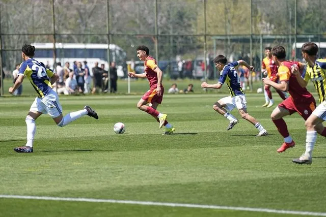 Fenerbahçe, Galatasaray'ı 2-1 yendi