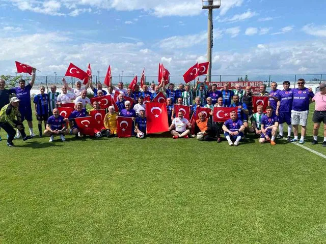 Futbol sahasında dostluklar rüzgarı esti