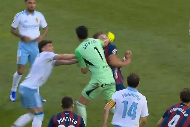 Futbol Sahasında Skandal: Kaleci Rakip Kaptana Yumruk Attı