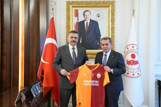 Galatasaray Liderinin Resmi Ziyareti: Başkan Dursun Özbek'ten Bakan Mustafa Çiftçi'ye Özel Hediye