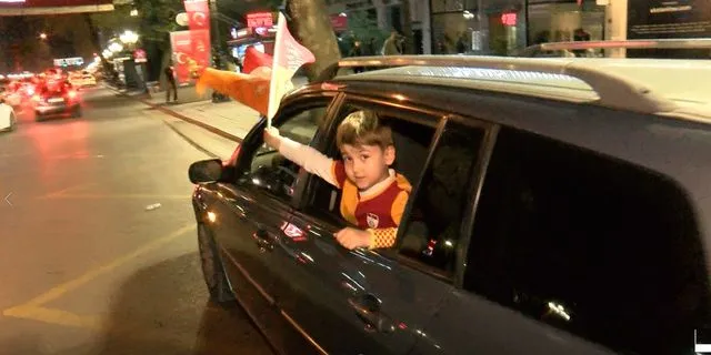 Galatasaray Taraftarları Fenerbahçe Derbisini Kızılay Meydanı