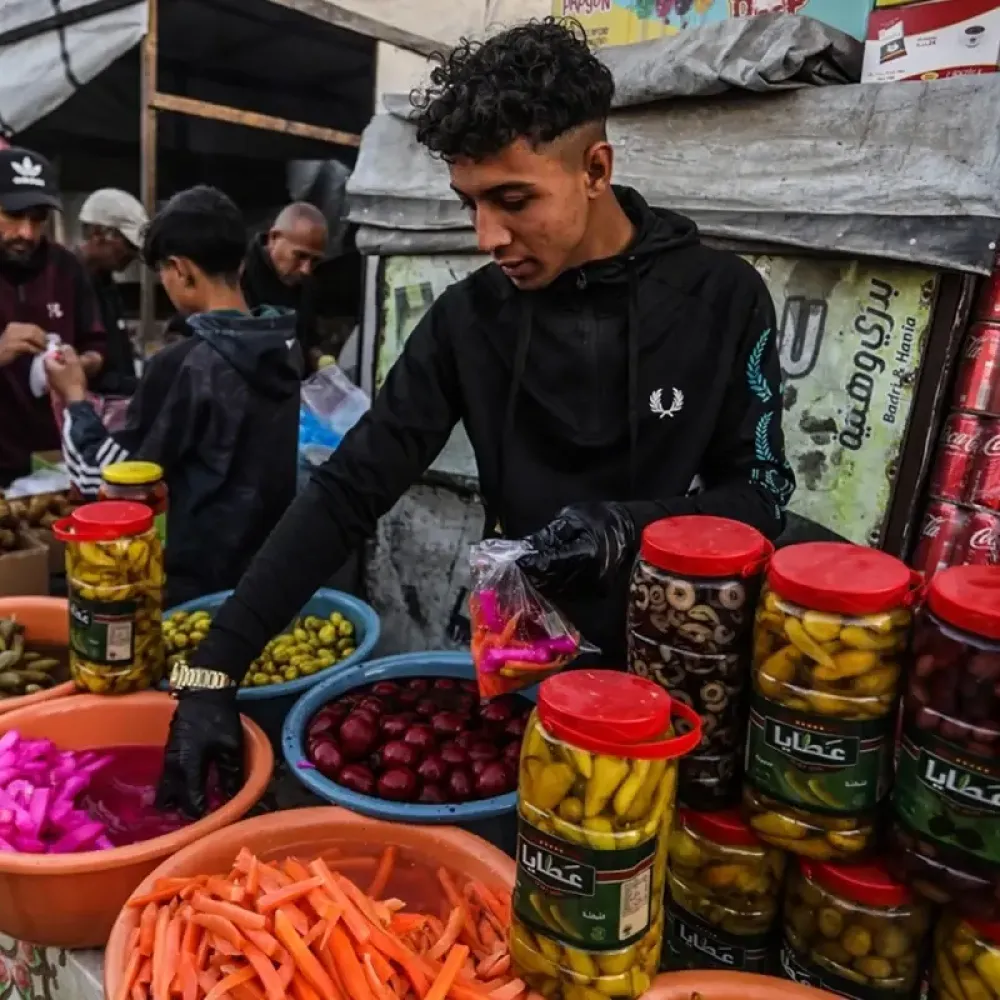 Gazze'de Ramazan hareketliliği: Pazar yerindeki Coca-cola kolileri dikkat çekti