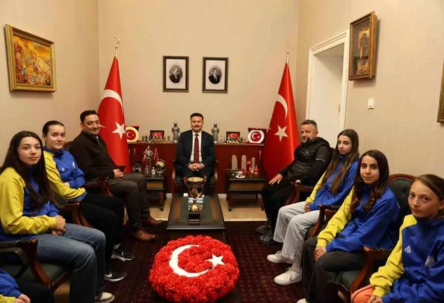 Gökçeada'nın şampiyon kızları kaymakamlık makamında ağırlandı