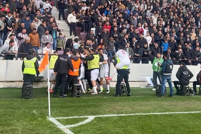 Gol attılar! Sevincini arkadaşları ya da taraftarlar yerine bakın kiminle paylaştı