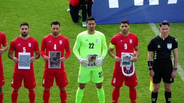 İran A Milli Futbol takımı, Kosta Rika maçına savaşta hayatını kaybeden çocukların fotoğrafıyla çıktı