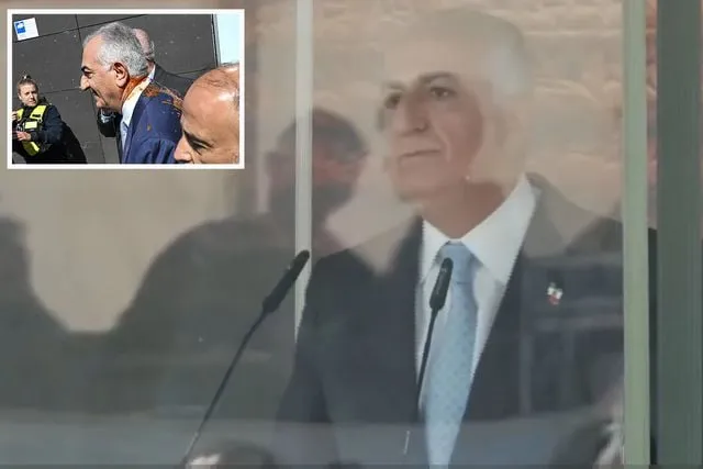 İran Şahı'nın Oğlu Rıza Pehlevi'ye Saldırı: Cam Fanus İçinden Konuştu